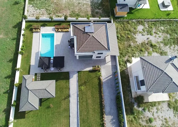 Luxury With Pool Villa *