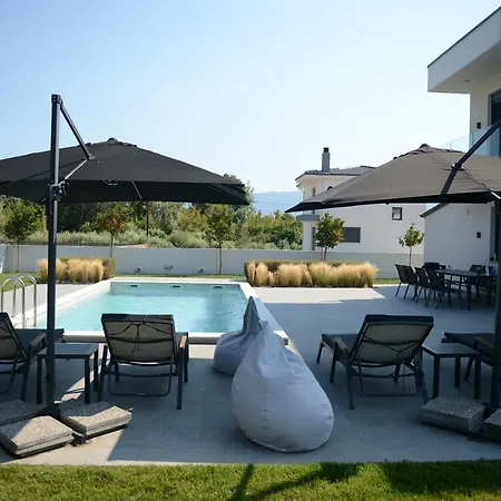 Luxury With Pool Villa