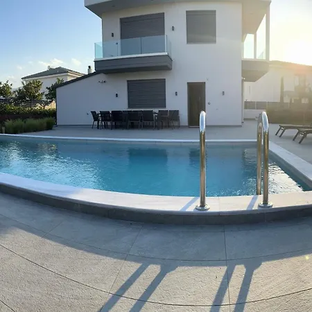 Luxury With Pool *