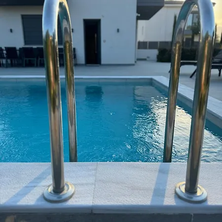 Luxury With Pool *