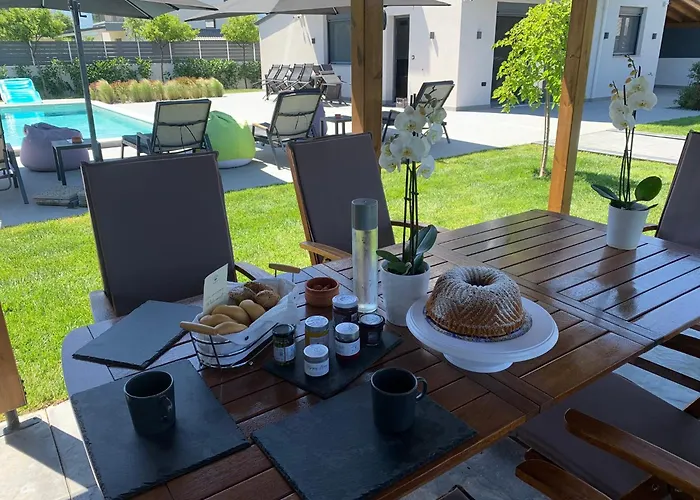 Luxury With Pool * 普拉卡利特索罗