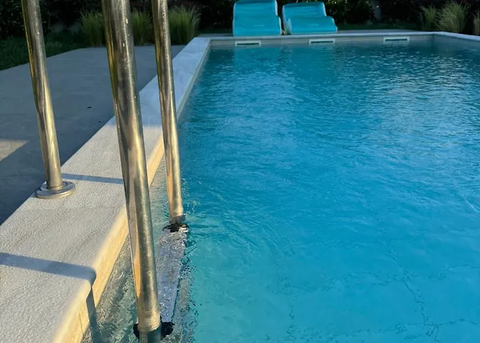 Luxury With Pool 别墅