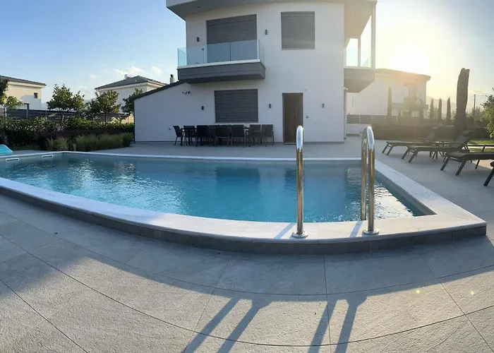 Luxury With Pool *