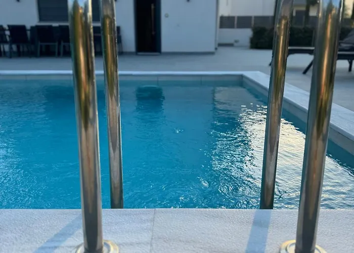 Luxury With Pool *